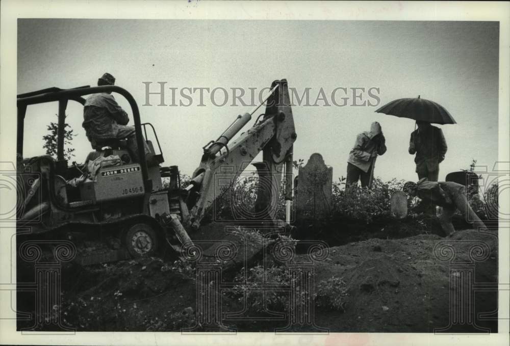 1978 Press Photo People watch backhoe operator dig hole in North Greenbush, NY - Historic Images