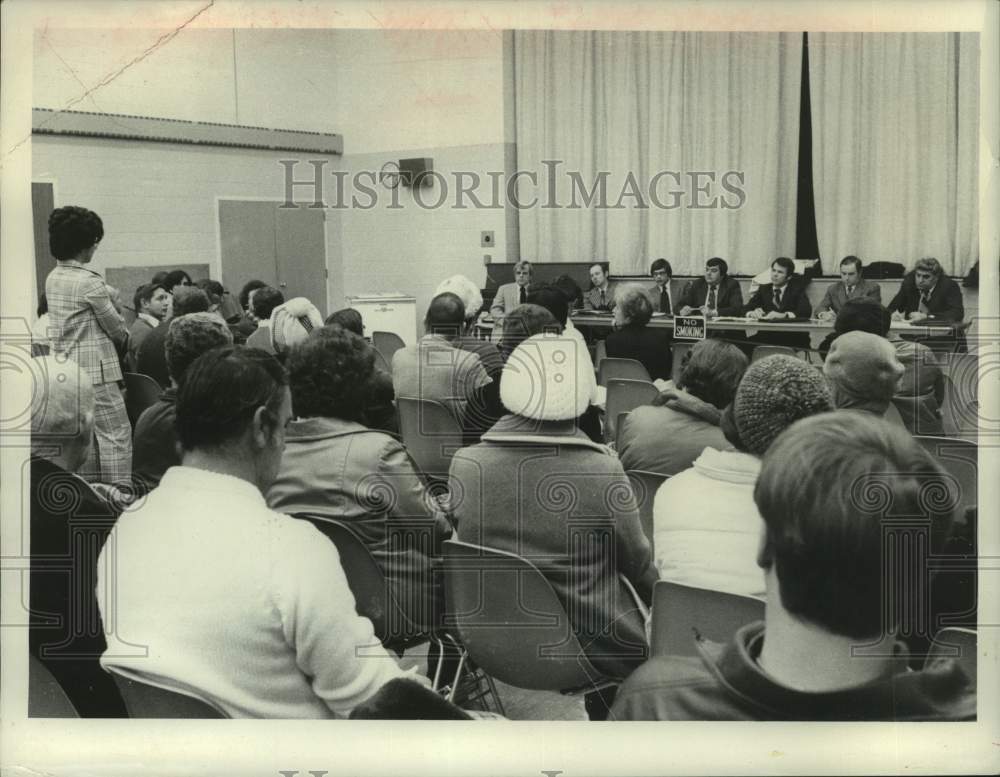 1976 Press Photo Community meeting in North Greenbush, New York - tua15418 - Historic Images