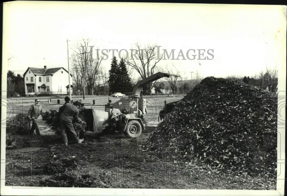 1992 Press Photo Workers chipping Christmas trees in North Greenbush, New York - Historic Images