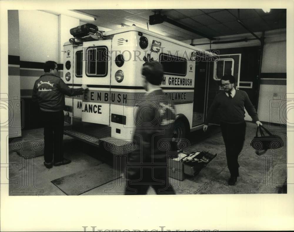 1986 Press Photo Crew preps ambulance crew in North Greenbush, New York - Historic Images