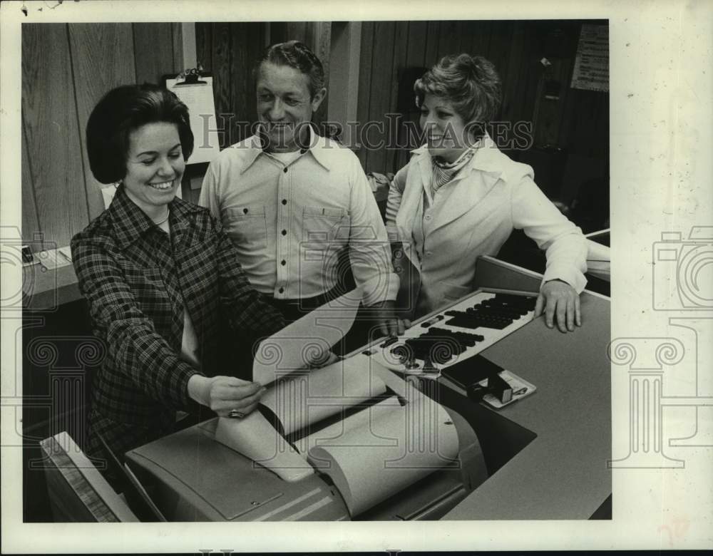 1977 Press Photo Staff at North Greenbush, New York offtrack betting parlor - Historic Images