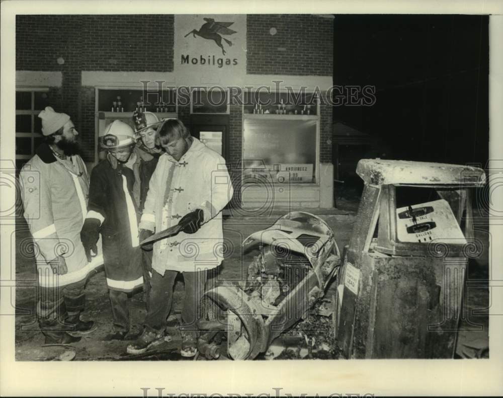 1985 Press Photo Hoosic Falls, New York firemen inspect gas station after fire - Historic Images