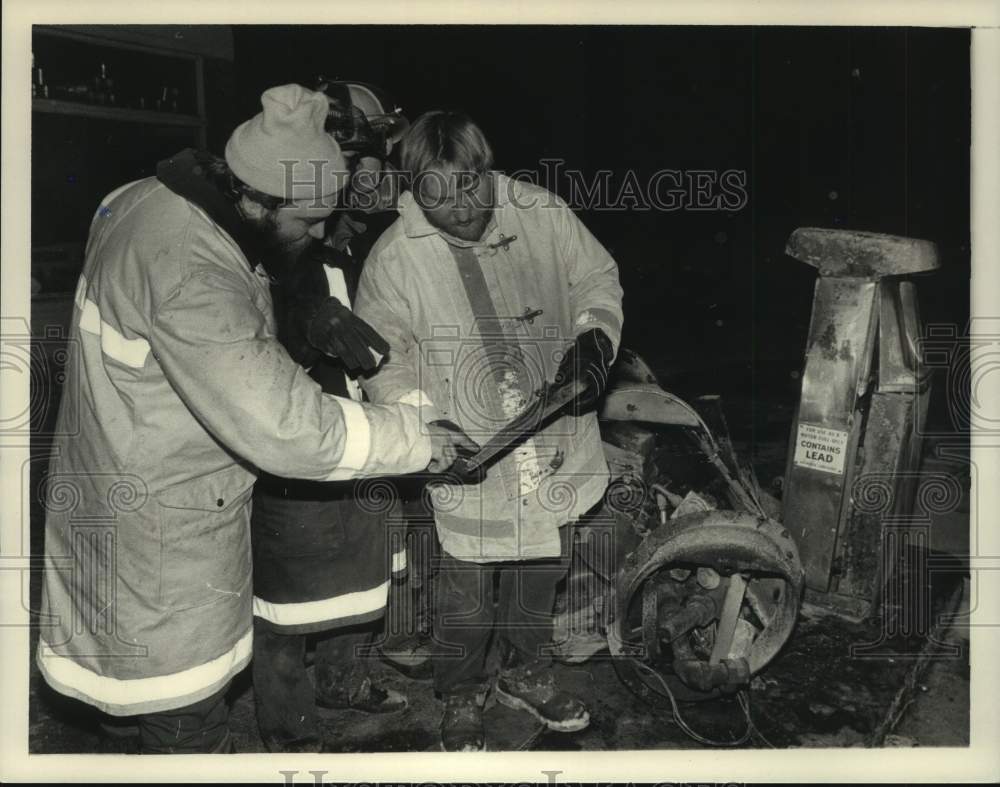 1985 Press Photo Hoosic Falls, New York firemen investigate gas station fire - Historic Images