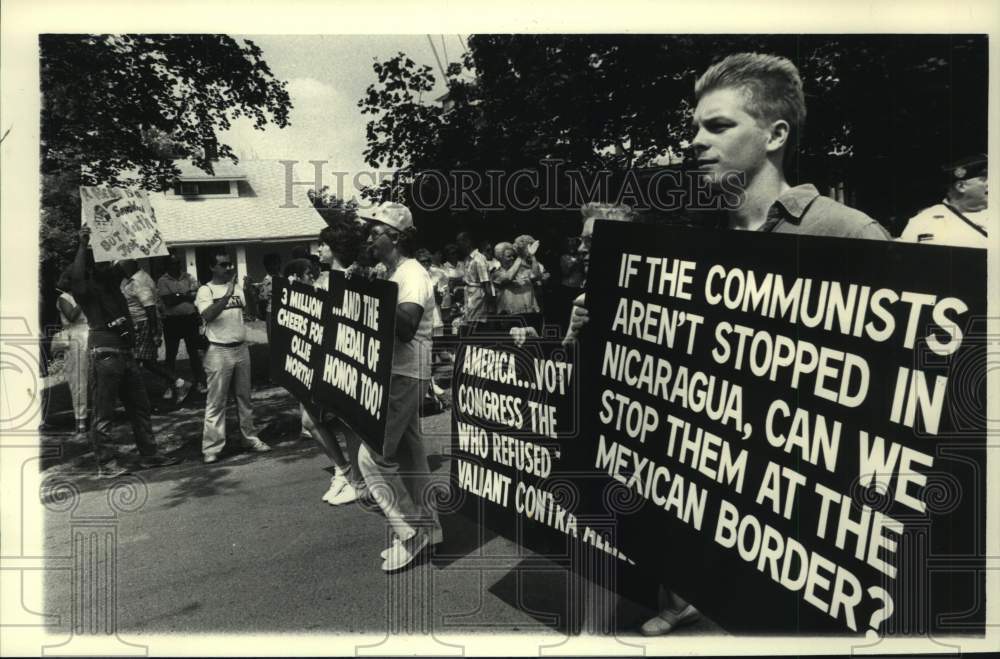 1987 Press Photo Parade celebrating Oliver North in Philmont, New York - Historic Images