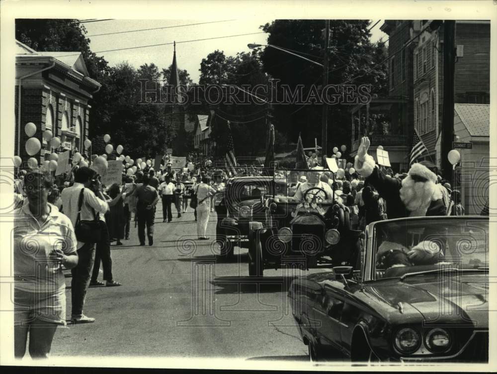 1987 Press Photo Santa Claus leads off Oliver North Day parade in Philmont, NY - Historic Images