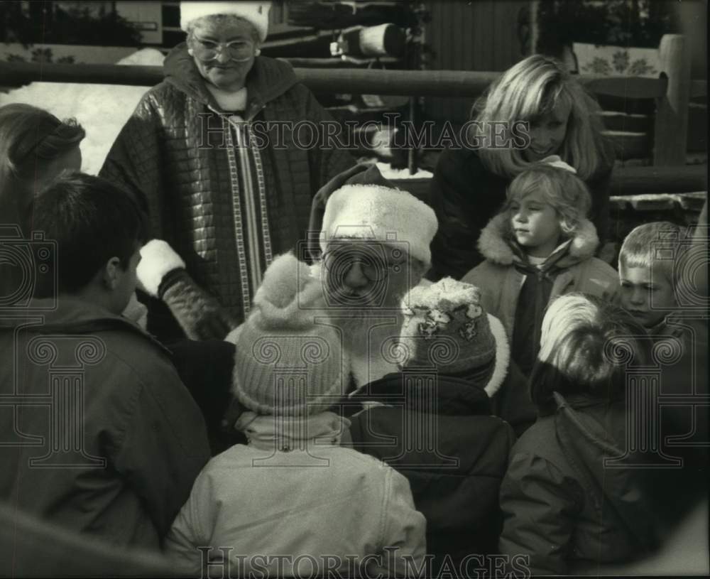 1991 Press Photo Children meet santa at his workshop in North Pole, New York - Historic Images