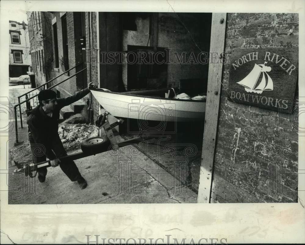 1982 Press Photo Howard Mittleman, North River Boat Works, Albany, New York - Historic Images