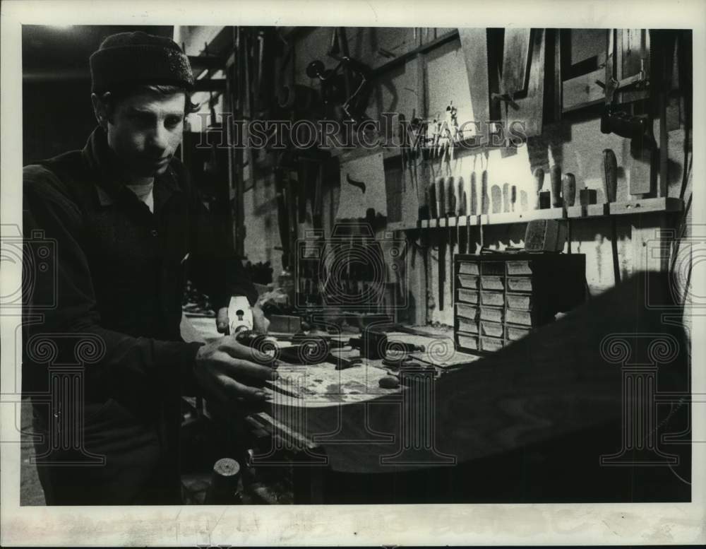 1982 Press Photo Howard Mittleman, North River Boat Works, Albany, New York - Historic Images