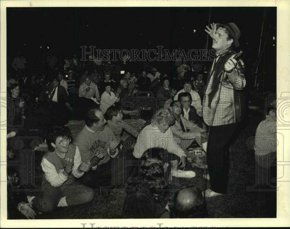 1986 Press Photo Norstar Bancorp, "T-bone" Gerard performs at Tricentennial Park - Historic Images