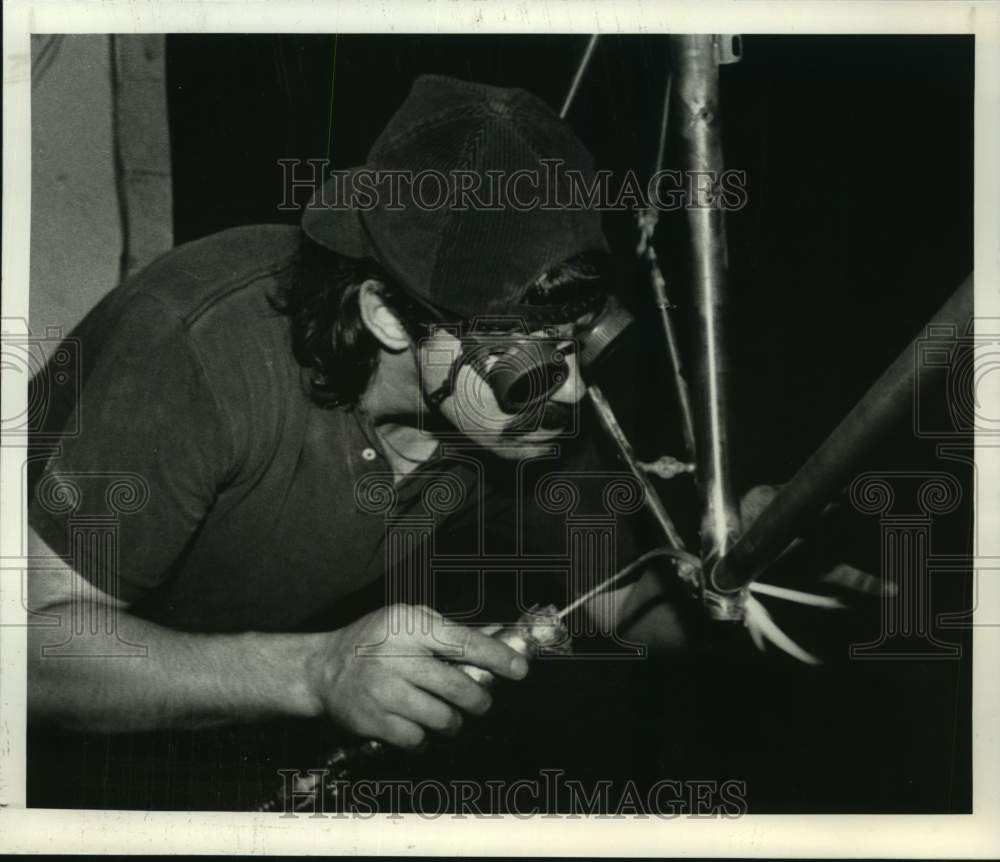 1989 Press Photo Keith Ceislinski welds metal parts in Middle Grove, New York - Historic Images