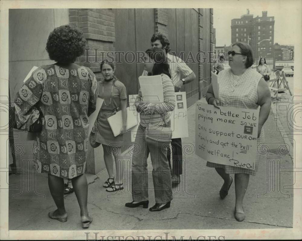 1971 Welfare rights activists at Albany County, NY Social Services - Historic Images