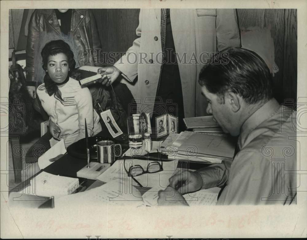 Press Photo Mrs. Joann Artis talks to Albany County, NY Social Services official - Historic Images