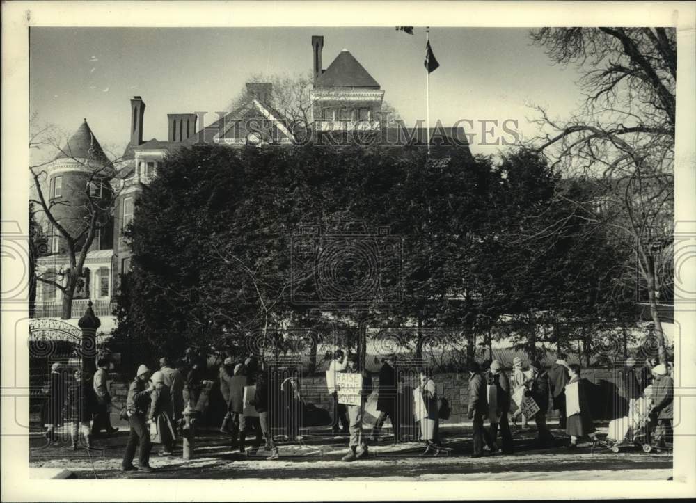 1987 Press Photo Anti-hunger group pickets outside New York Governor&#39;s mansion - Historic Images