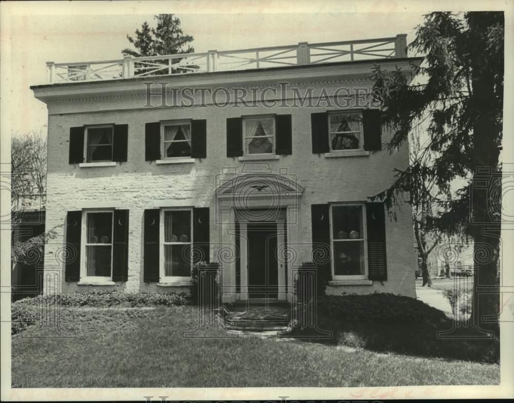 1972 Home featured during Wellesley Club home tour in New York - Historic Images