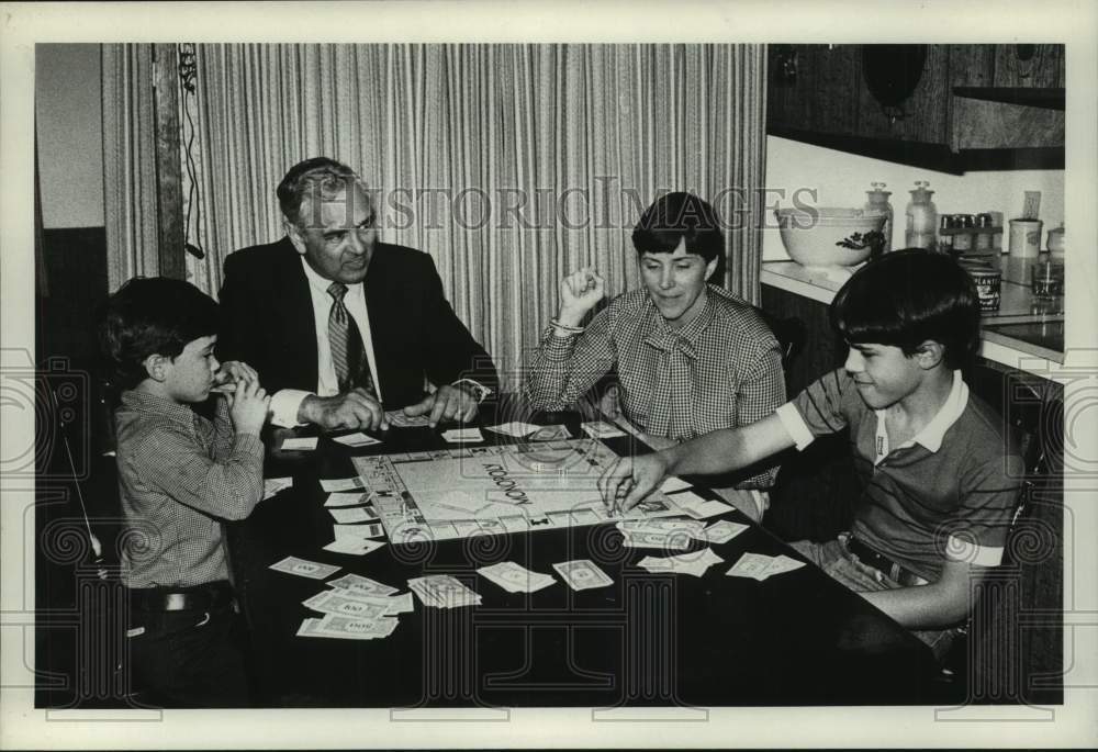 1980 Press Photo Albany, New York family playing game of Monopoly - tua15556 - Historic Images