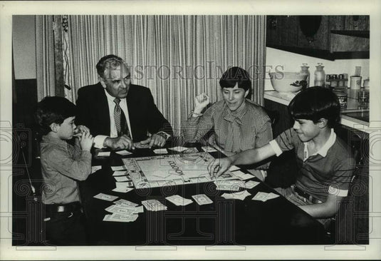 1980 Press Photo Albany, New York family playing game of Monopoly - tua15556 - Historic Images