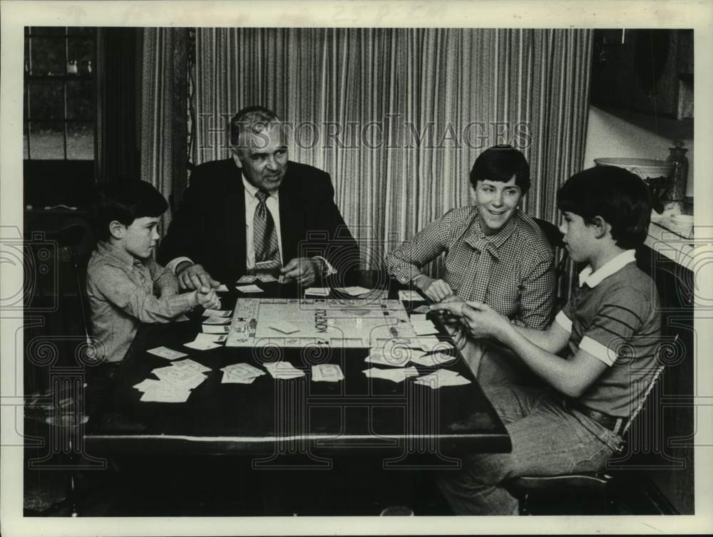 1980 Press Photo Albany, New York family playing game of Monopoly - tua15557 - Historic Images