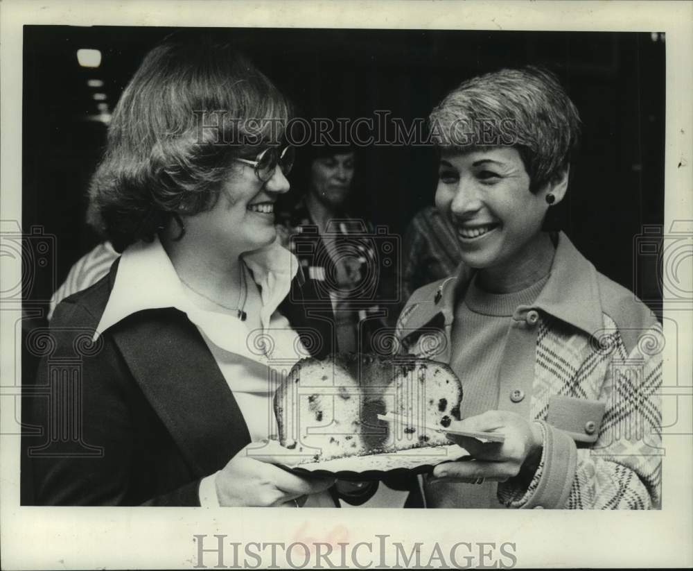 1976 Press Photo Carmen Weiner & Edith Michaelson serve cake in Albany, New York - Historic Images