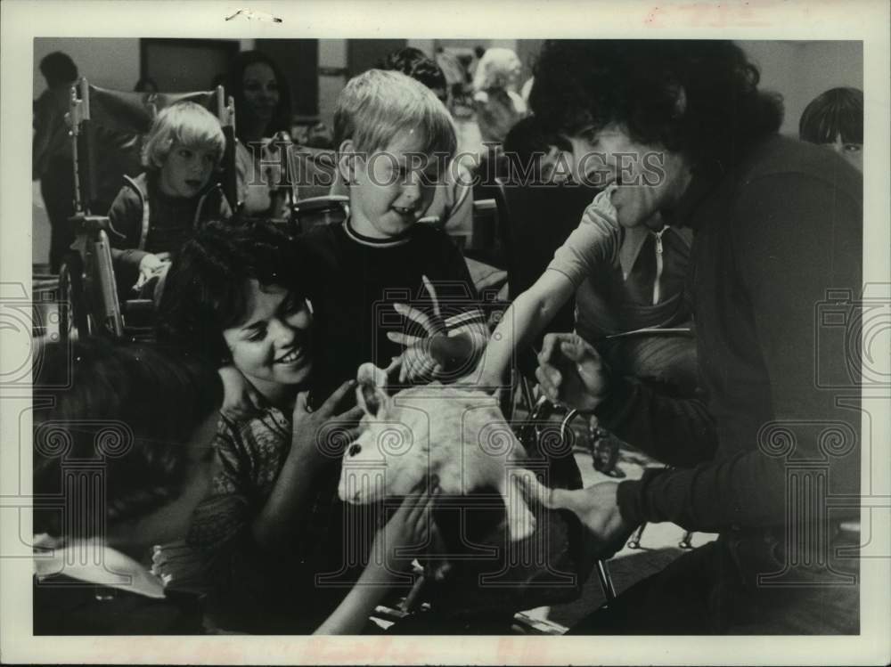 1976 Press Photo Paul Weinman, New York State Museum, shows stuffed animal - Historic Images