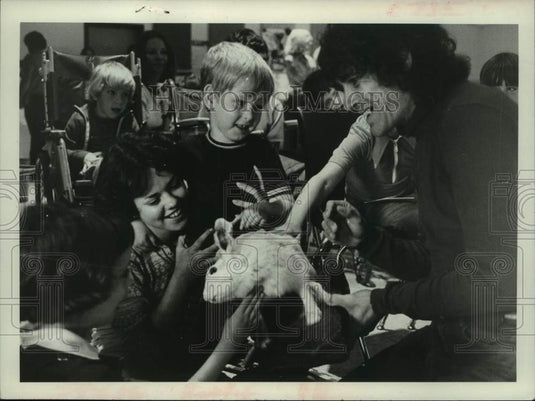 1976 Press Photo Paul Weinman, New York State Museum, shows stuffed animal - Historic Images