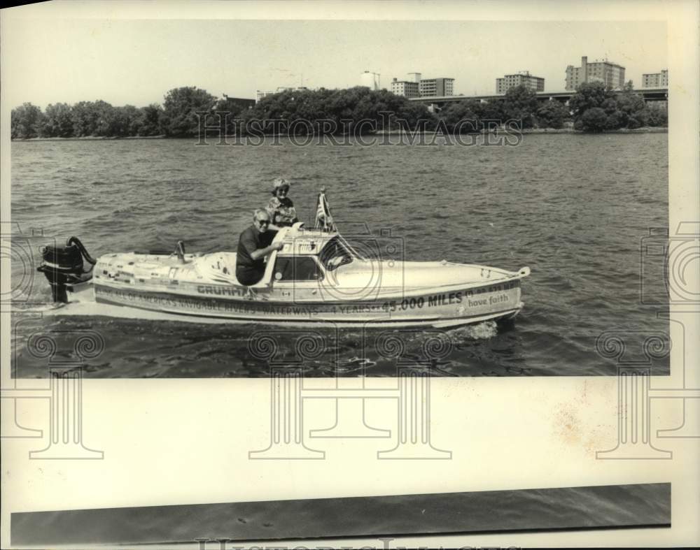 1984 Press Photo Don & Shirley Watson in their boat at Albany, NY Yacht Club - Historic Images