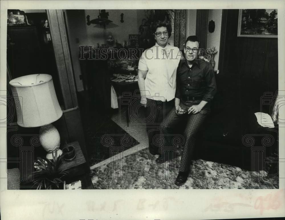 1980 Press Photo Mr. &amp; Mr. George Watson in their East Greenbush, New York home - Historic Images