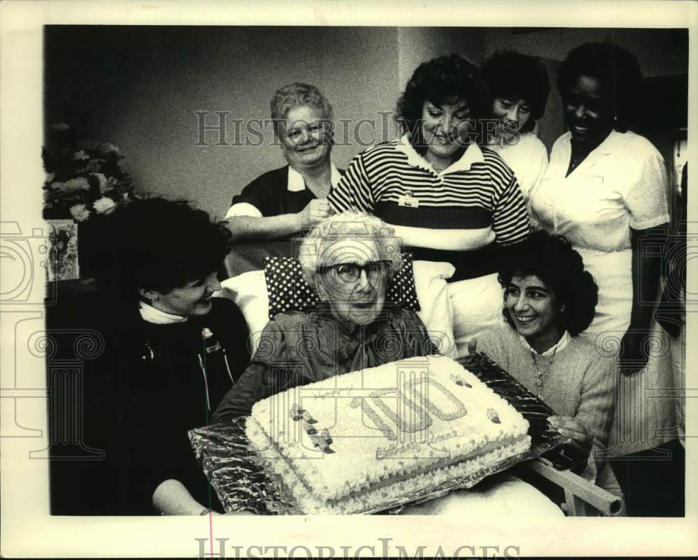 1986 Press Photo Sarah Watson celebrates centennial birthday in Albany, New York - Historic Images