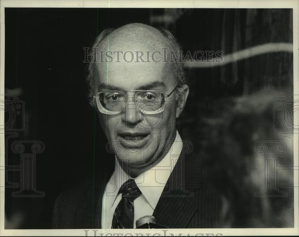 1976 Press Photo James Watt, Secretary of the Interior at the Albany, NY airport - Historic Images