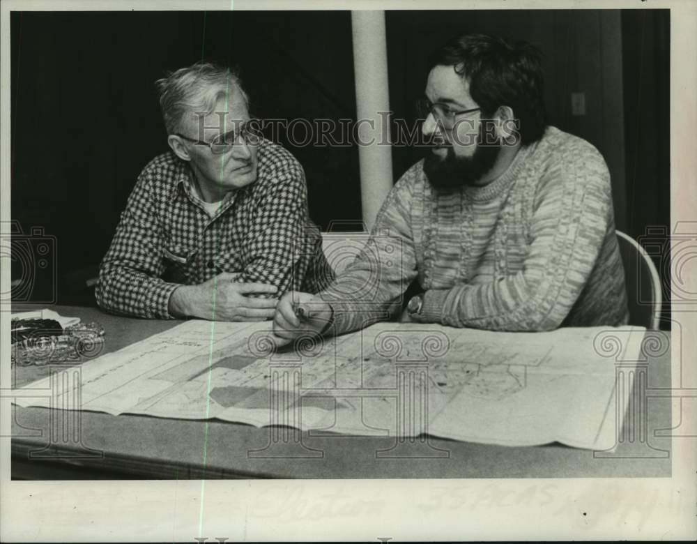 1980 Press Photo Colonie, New York Town Trustee candidates look over map - Historic Images