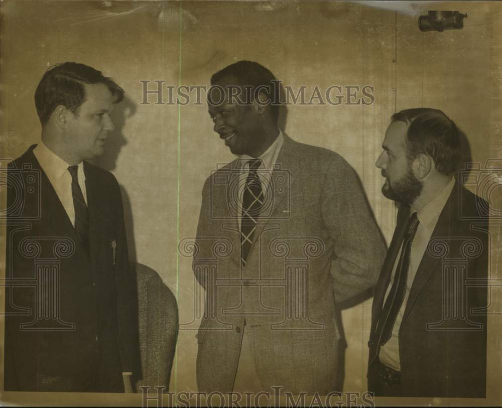 Press Photo Skidmore College officials speak with guest speaker, Saratoga, NY - Historic Images