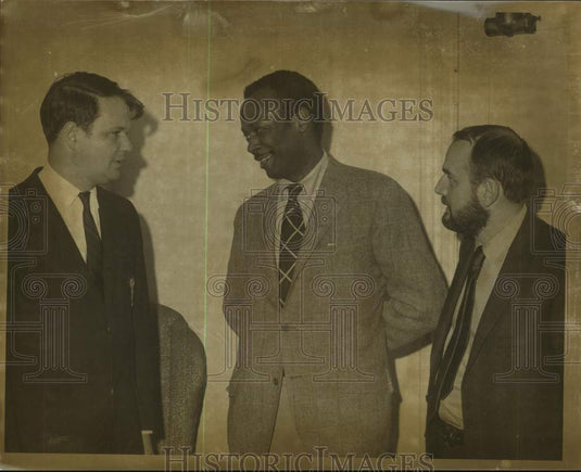 Press Photo Skidmore College officials speak with guest speaker, Saratoga, NY - Historic Images