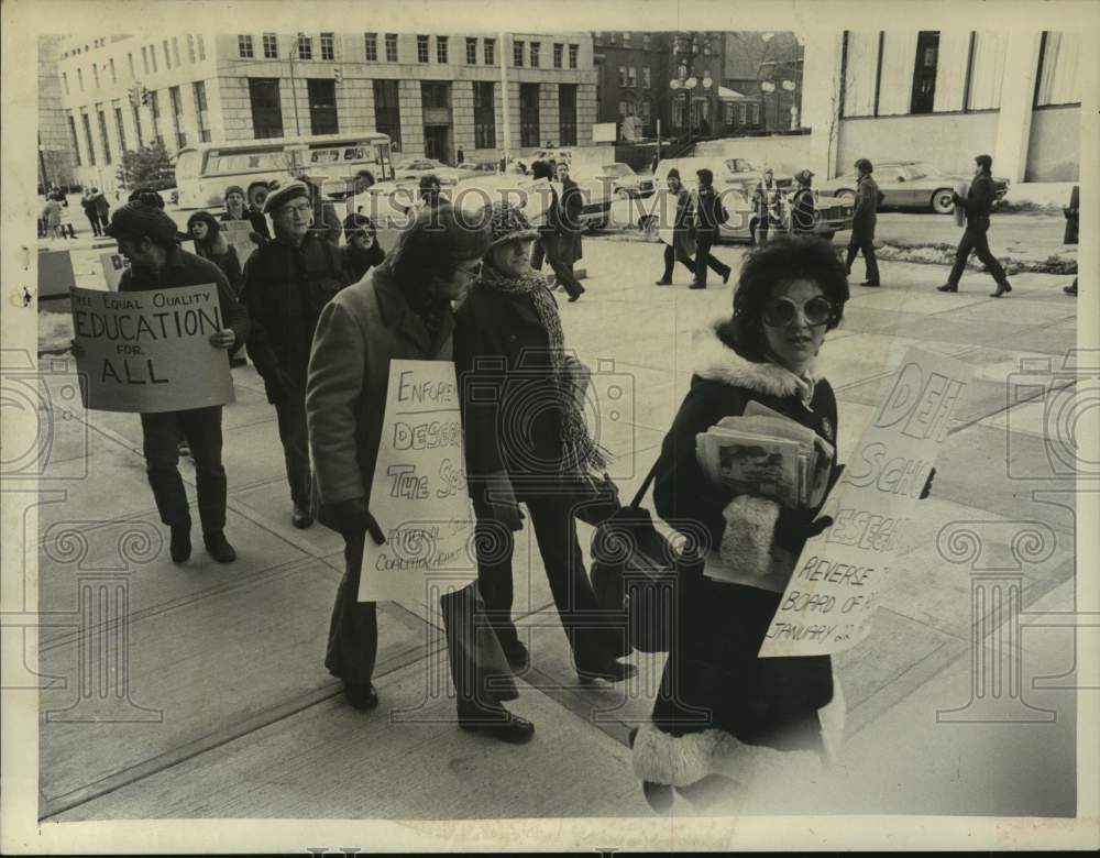 1975 Press Photo School bussing protest at New York State Education building - Historic Images