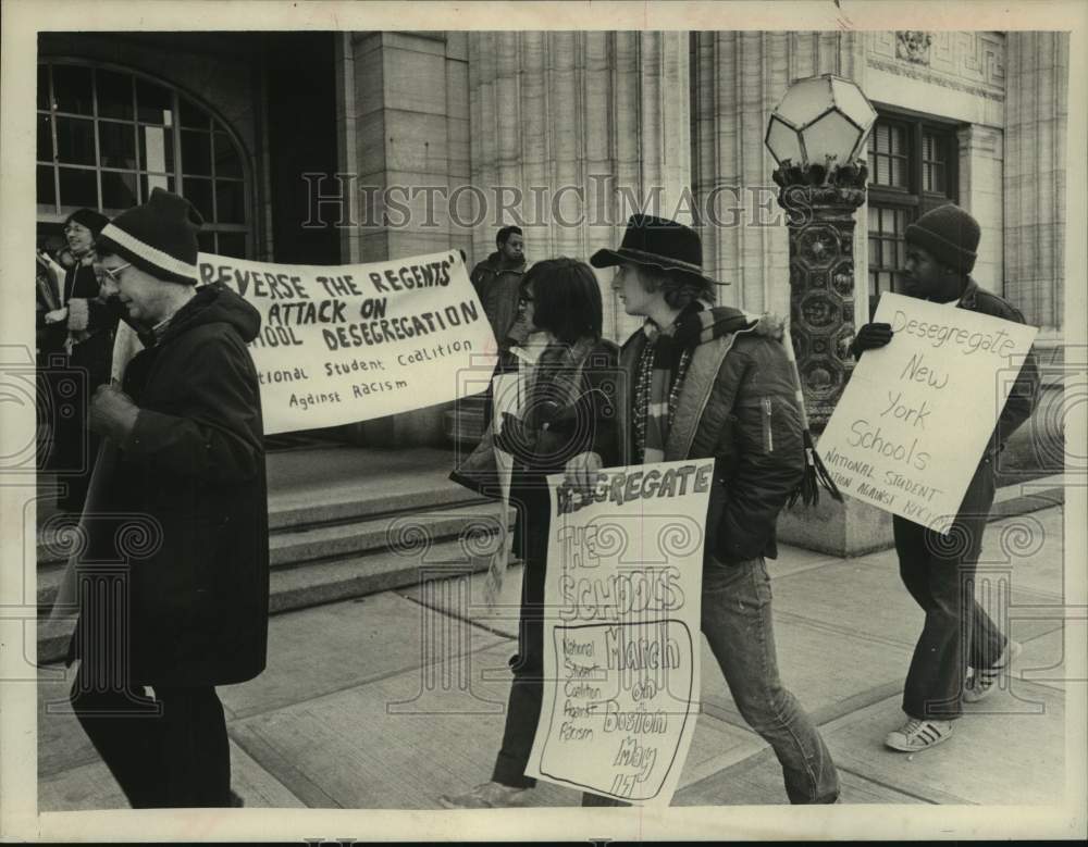 1975 Press Photo Protestors outside New York State Education building, Albany - Historic Images