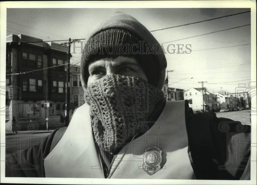 1991 Press Photo School crossing guard fends off the cold in Albany, New York - Historic Images