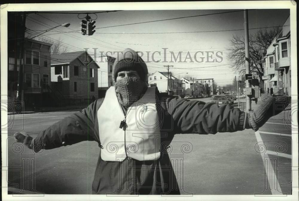 1991 Press Photo School Crossing Guard fends off the cold in Albany, New York - Historic Images