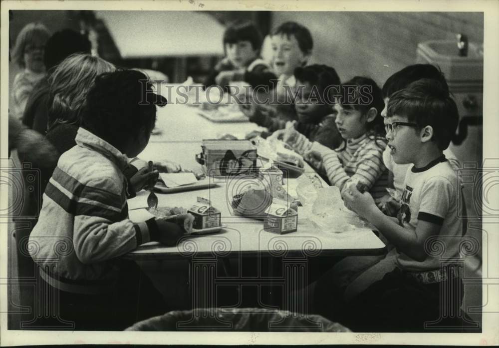 1981 Press Photo Albany, New York students eat meals from school lunch program - Historic Images