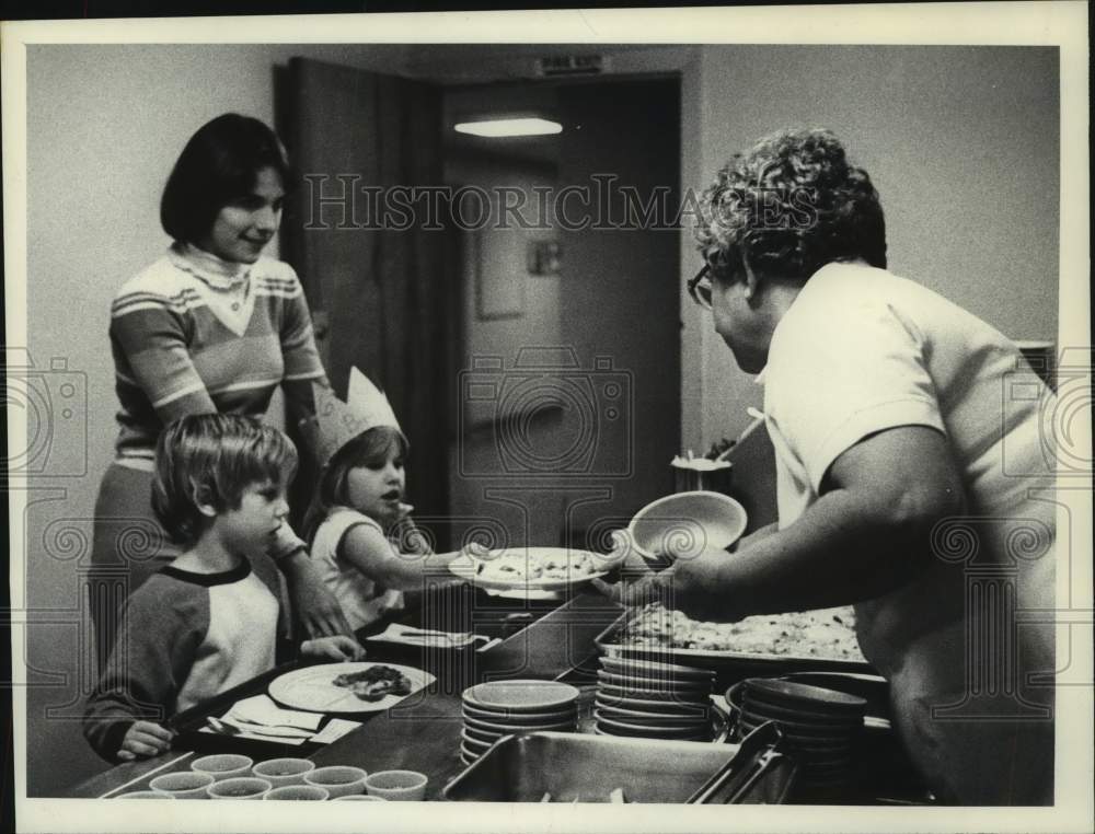 1981 Press Photo Scotia, New York first graders served in school cafeteria - Historic Images