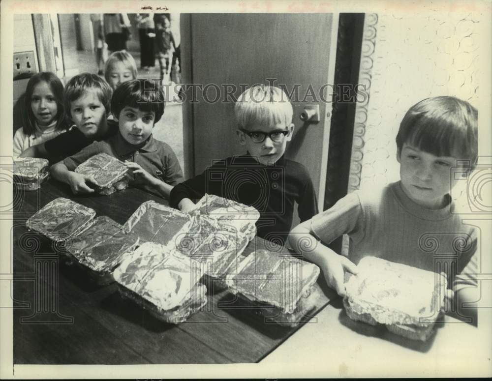 1974 Press Photo Albany, New York students pick up meals in school cafeteria-Historic Images