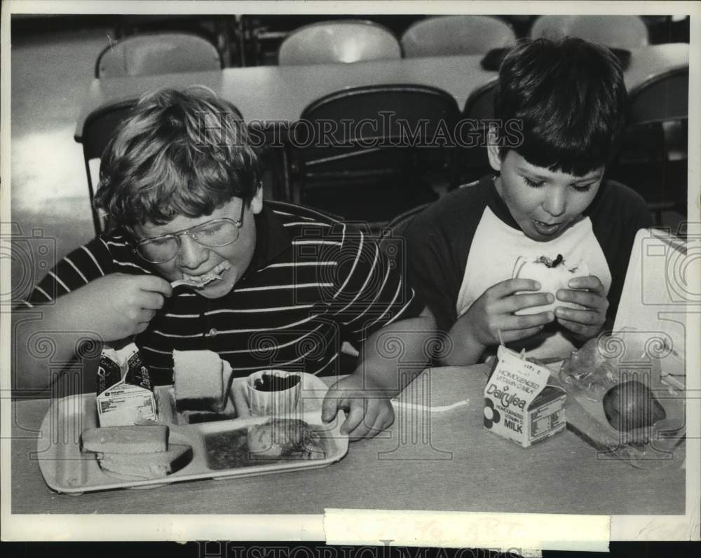 1982 Press Photo East Greenbush, New York students eat lunch in school cafeteria - Historic Images