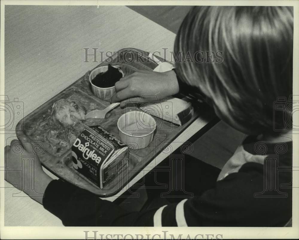 1982 Press Photo Student eats lunch in East Greenbush, New York school cafeteria - Historic Images