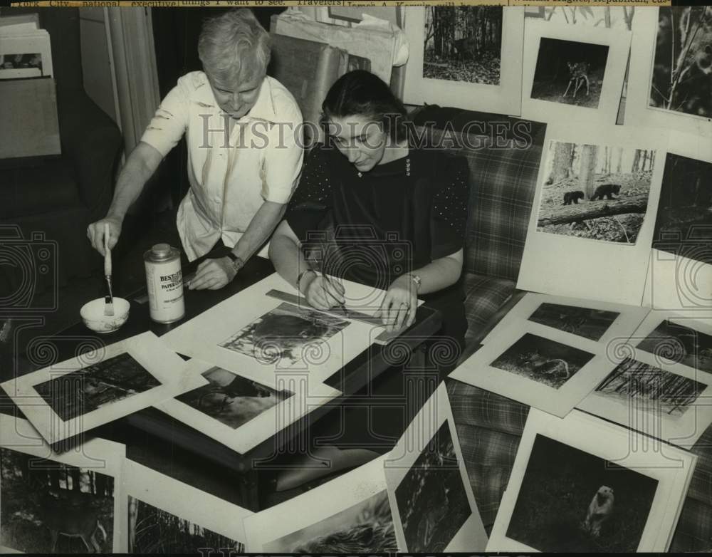 1940 Albany, NY Art Institute staff prepare photos for exhibition - Historic Images