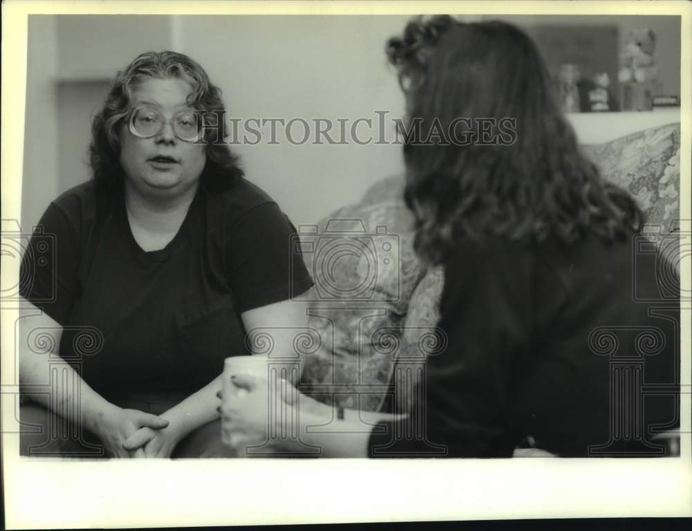 1995 Press Photo Troy, New York resident speaks with Family Services manager - Historic Images