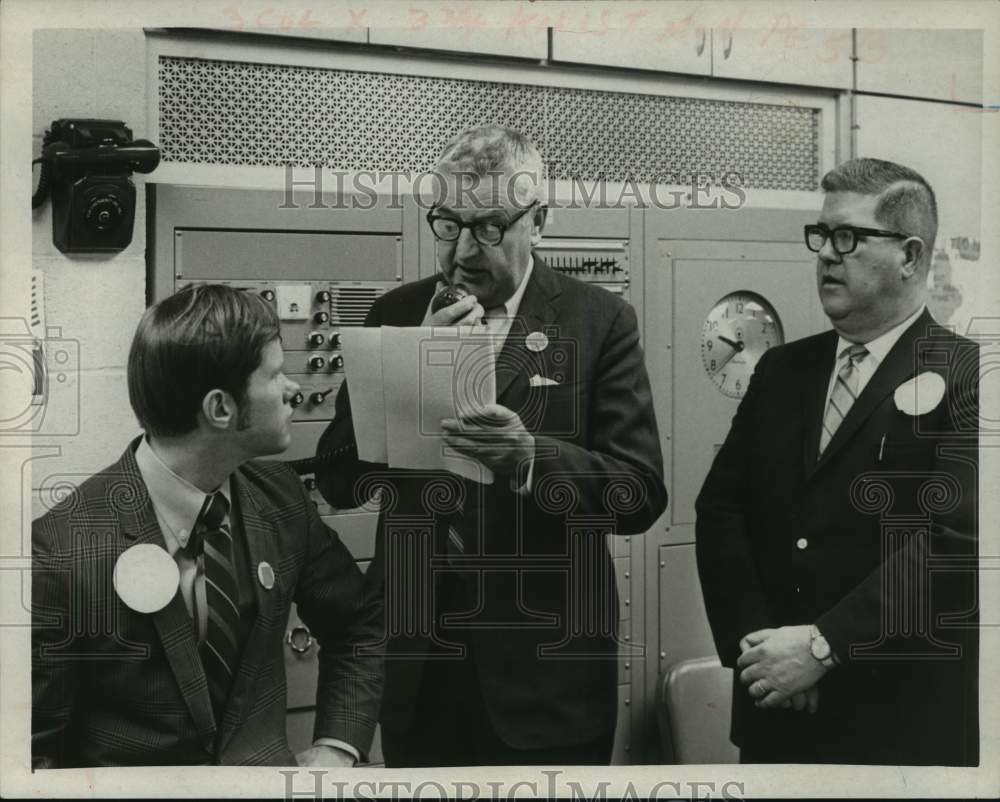 Press Photo Men use microphone to make announcement in New York - tua15677 - Historic Images