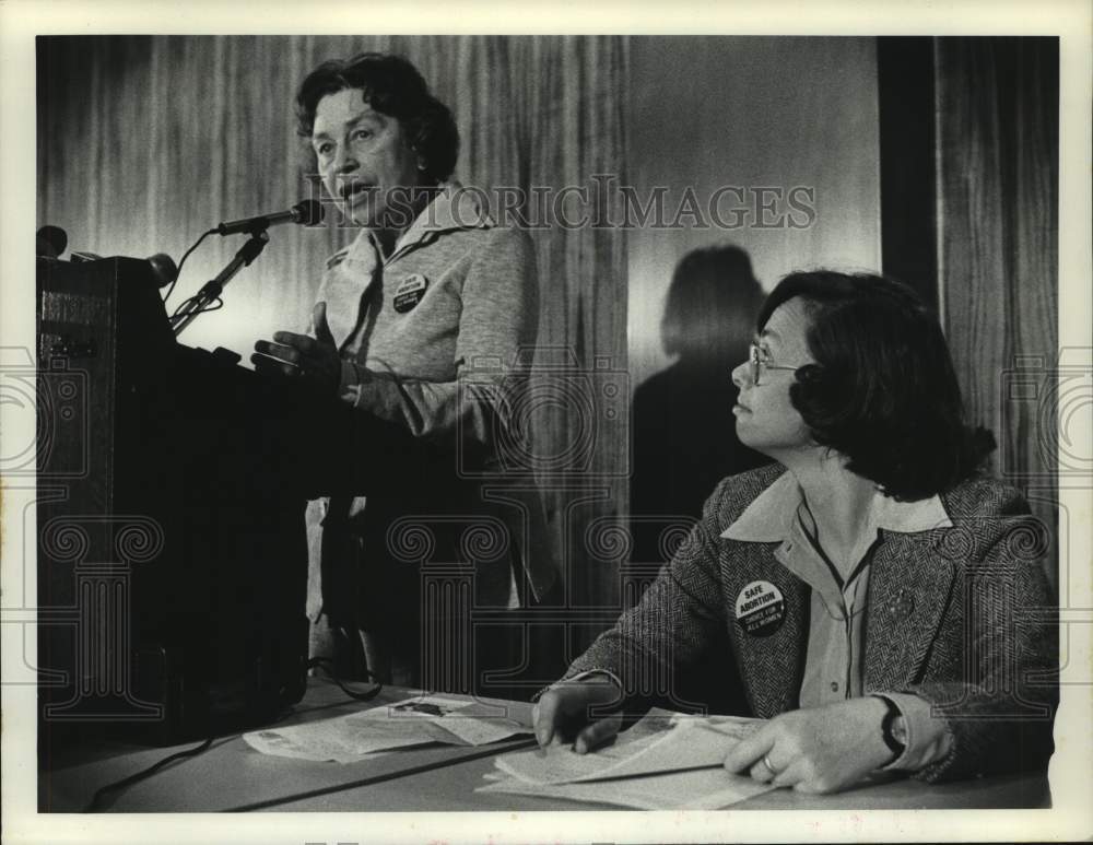 1976 Press Photo Eleanor Watrous speaks at Albany, New York conference - Historic Images