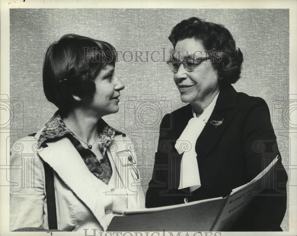 1977 Press Photo Deborah Botch & Eleanor Watrous, Schenectady, New York - Historic Images