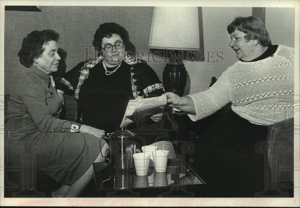 1978 Press Photo Eleanor Watrous with Jean Coons &amp; Irene Prazak in New York - Historic Images