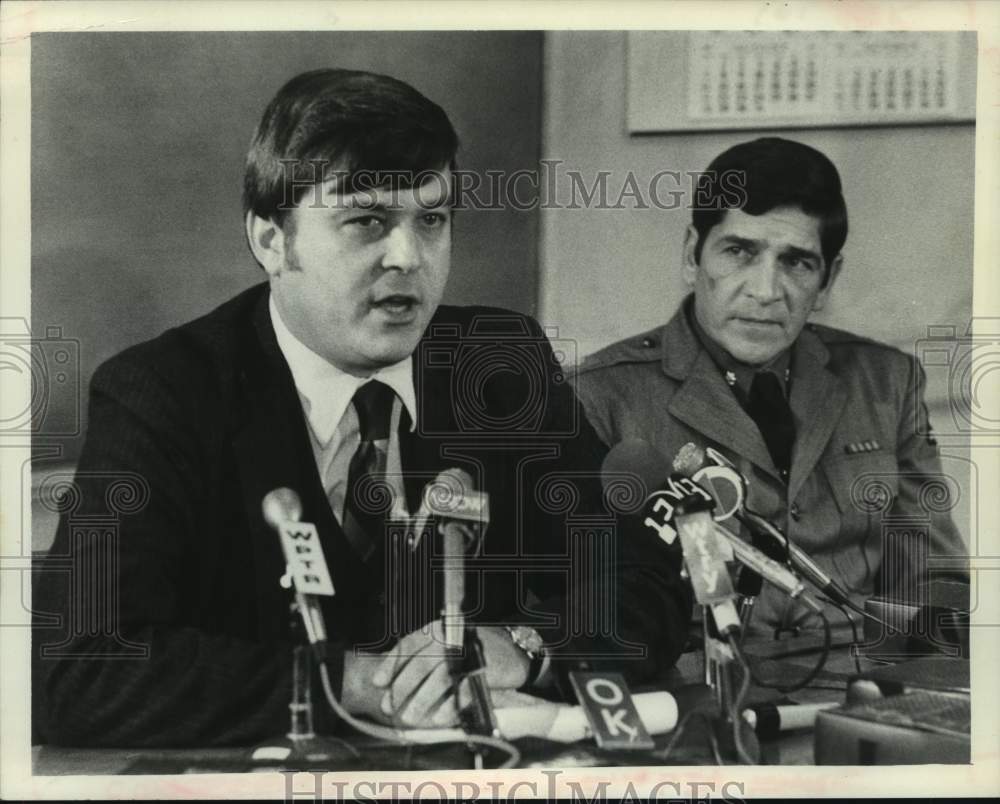 1977 Press Photo District Attorney holds press conference in Albany, New York - Historic Images