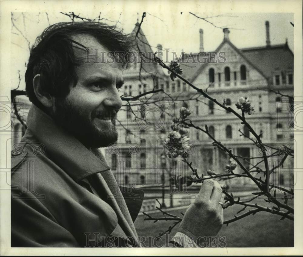 1981 Press Photo Mark E Watkins, attorney from Guilderland, NY smells crab tree - Historic Images