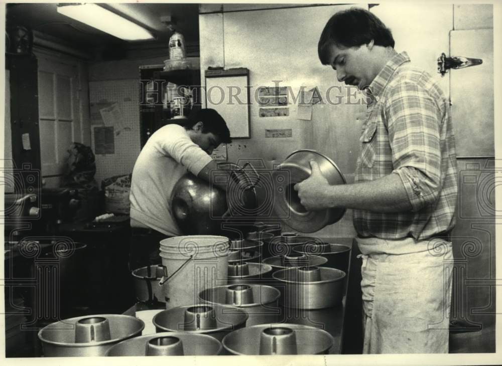1985 Press Photo J and S Watkins Home Baked Desserts, Clifton Park, workers bake - Historic Images