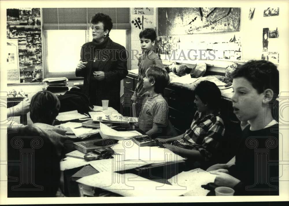 1988 Press Photo Marilyn Watkins, teacher, talks with her 6th grade students - Historic Images